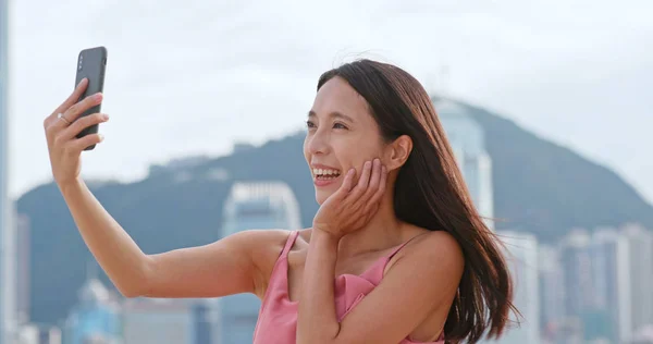 Женщина Фотографирует Мобильный Телефон Гонконге — стоковое фото