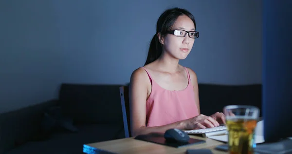 Γυναίκα Που Εργάζεται Στον Υπολογιστή Στο Σπίτι Βράδυ — Φωτογραφία Αρχείου