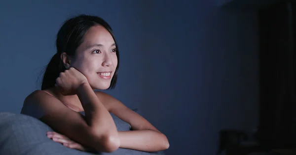 Mulher Assistindo Vídeo Computador Noite — Fotografia de Stock