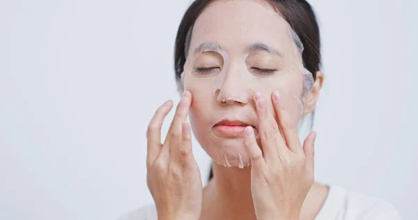 Kadın Yüz Kağıt Maske Evde Uygulamak — Stok fotoğraf
