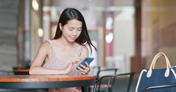 Mujer Usando Teléfono Móvil Cafetería Aire Libre — Foto de Stock