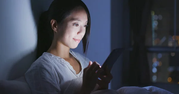 Женщина Использующая Мобильный Телефон Кровати Ночью — стоковое фото
