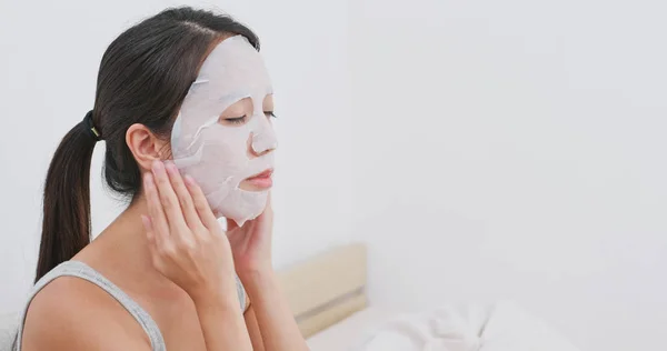 Mujer Aplicar Máscara Facial Cara Cama — Foto de Stock