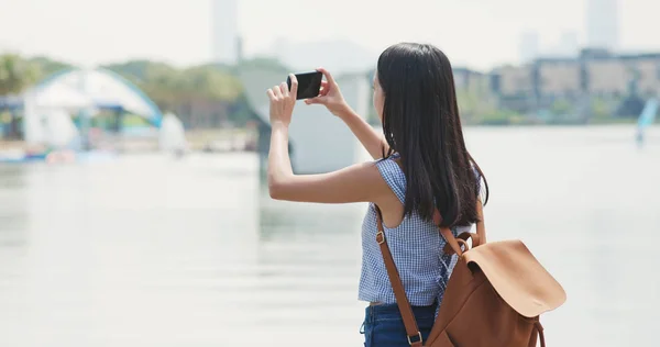 Kvinna Med Smartphone För Foto Staden Shenzhen — Stockfoto