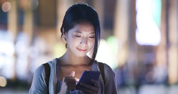 Mujer Buscando Teléfono Celular Ciudad Por Noche — Foto de Stock