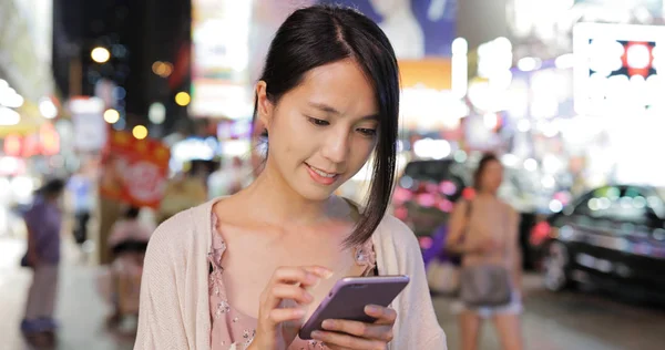 Frau Nutzt Nachts Smartphone Der Stadt — Stockfoto