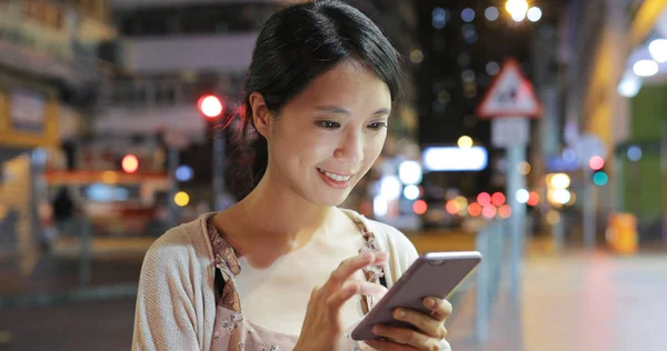 Mujer Usando Smartphone Ciudad Por Noche — Foto de Stock