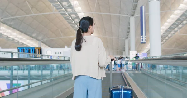 Mulher Asiática Andando Aeroporto — Fotografia de Stock