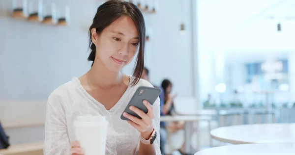 Mulher Usando Smartphone Dentro Cafeteria — Fotografia de Stock
