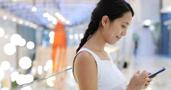 Vrouw Met Behulp Van Mobiele Telefoon Het Winkelcentrum — Stockfoto