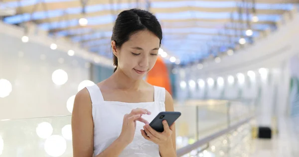 Vrouw Met Behulp Van Mobiele Telefoon Het Winkelcentrum — Stockfoto