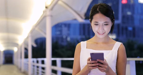 Mujer Usando Teléfono Celular Por Noche — Foto de Stock