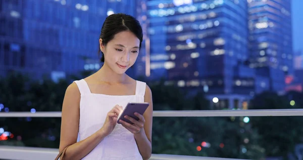 Woman Using Mobile Phone Night — Stock Photo, Image