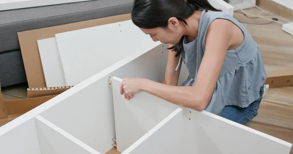 Femme Assembler Une Étagère Maison — Photo