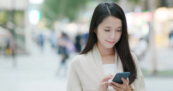 Mulher Usando Telefone Celular Cidade — Fotografia de Stock