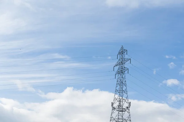 青い空と電源タワー — ストック写真