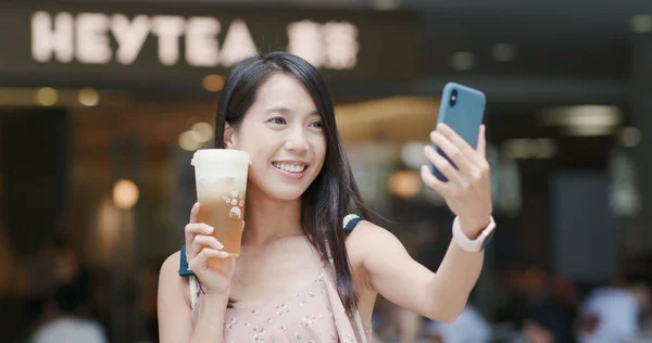 Shenzhen China Julio 2018 Mujer Sosteniendo Una Taza Verde Queso —  Fotos de Stock