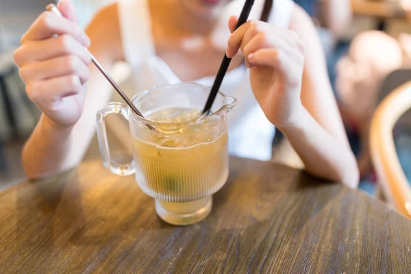 Vrouw Geniet Van Sappige Ijsthee Restaurant — Stockfoto