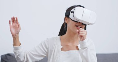 Kadın bir şarkı Vr cihazla