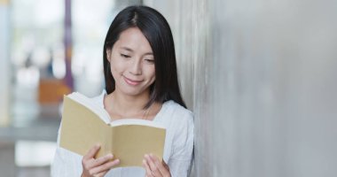Kadın Üniversitesi kampus içinde kitap okumak