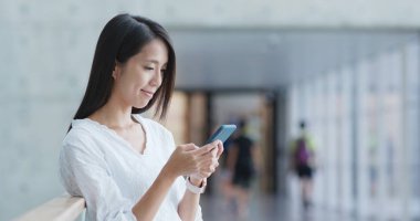 Kampüs içinde cep telefonu kullanan kadın