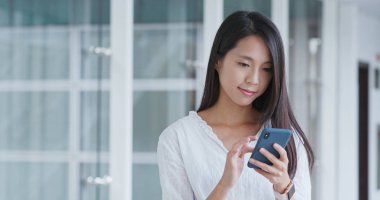 Koridorda cep telefonu kadın göz