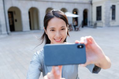 Cep telefonu alarak fotoğraf için kullanan kadın