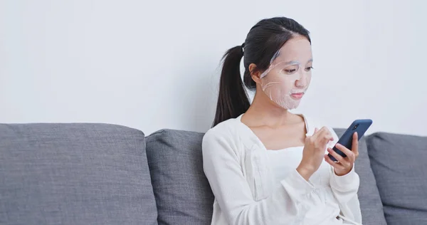 Woman Apply Paper Mask Face Using Mobile Phone — Stock Photo, Image