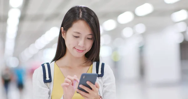 Vrouw Met Behulp Van Smartphone Binnen Winkelcentrum — Stockfoto