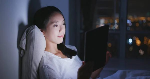 Wanita Menonton Tablet Tempat Tidur Malam Hari — Stok Foto