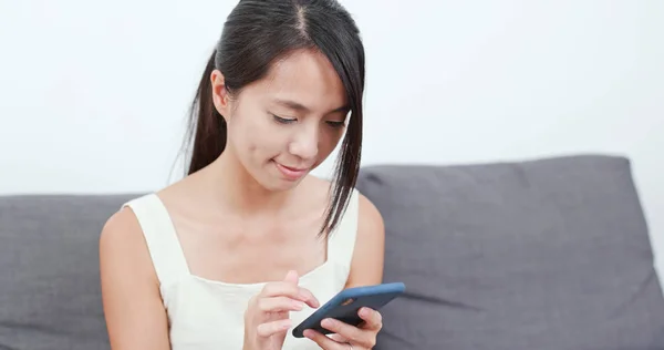 Vrouw Die Thuis Mobiele Telefoon Gebruikt — Stockfoto