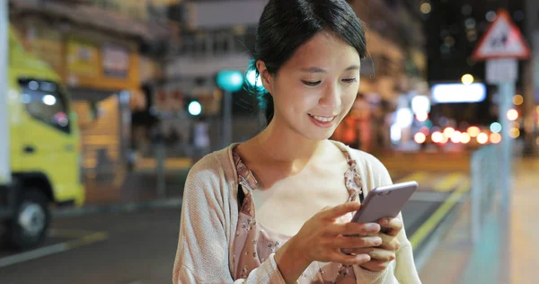 Mujer Usando Smartphone Ciudad Por Noche — Foto de Stock