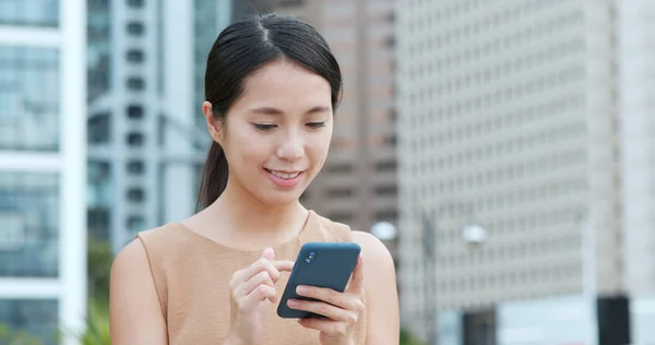 Kvinna Med Mobiltelefon Online — Stockfoto