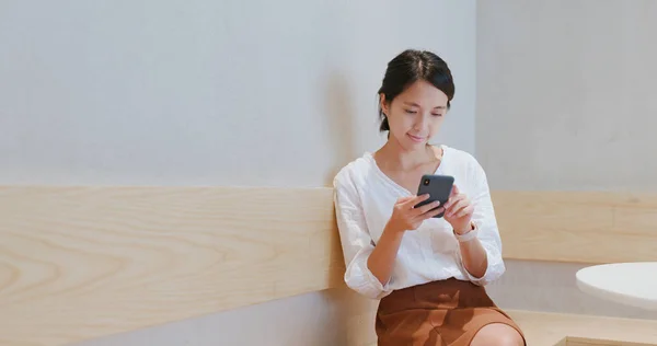 Mulher Usando Telefone Celular Dentro Cafeteria — Fotografia de Stock