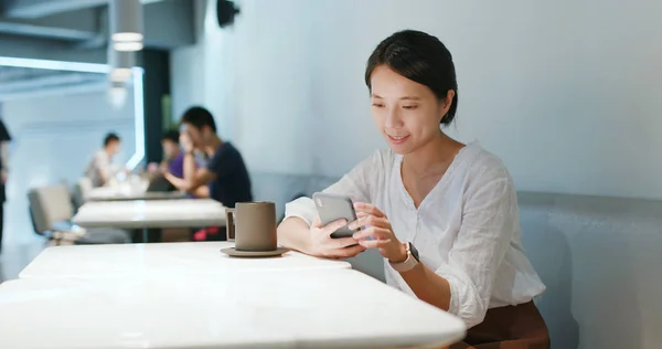 Mulher Usando Smartphone Café — Fotografia de Stock