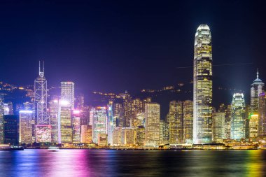 Victoria Limanı, Hong Kong - 2 Aralık, 2013: gece Hong Kong işareti
