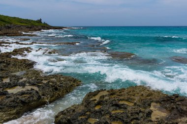 Dalgalar deniz ve rock görünümü