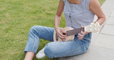 Ukulele City oynamak kadın