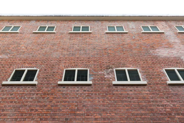 窓のある赤レンガの壁 — ストック写真