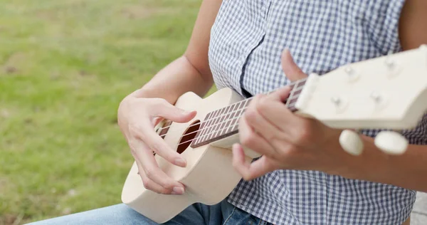 Woman Play Song Ukulele Park — Stock Photo, Image