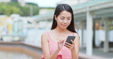 cep telefonu açık, kullanan kadın