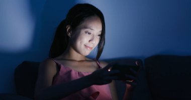 Kadın telefonda geceleri oyun oynama
