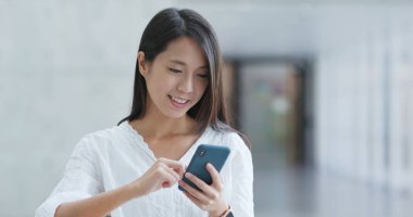 Asyalı kadın kampüs içinde istimal hareket eden telefon