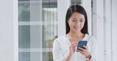 Alışveriş Merkezi içinde Smartphone kullanan kadın