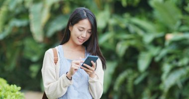 Cep telefonundan mesaj gönderen kadın 