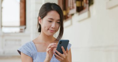 cep telefonu açık, kullanan kadın