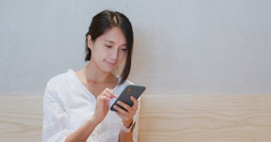 Cep telefonu kafedeki kadına göz