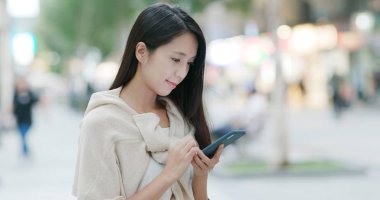 Hong Kong cep telefonu kullanan kadın