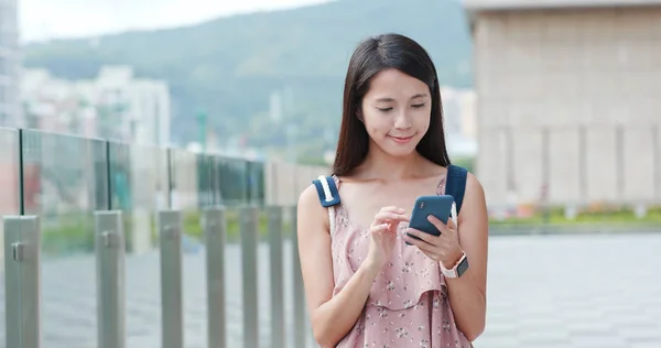 Vrouw Met Smartphone Stad — Stockfoto