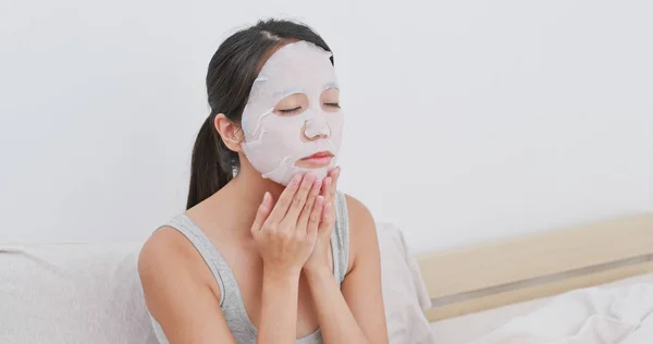 Perempuan Menerapkan Masker Kertas Tempat Tidur — Stok Foto